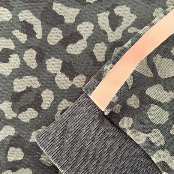 White Fox X Sarah’s Day active wear sweater - Picture 3 of 3